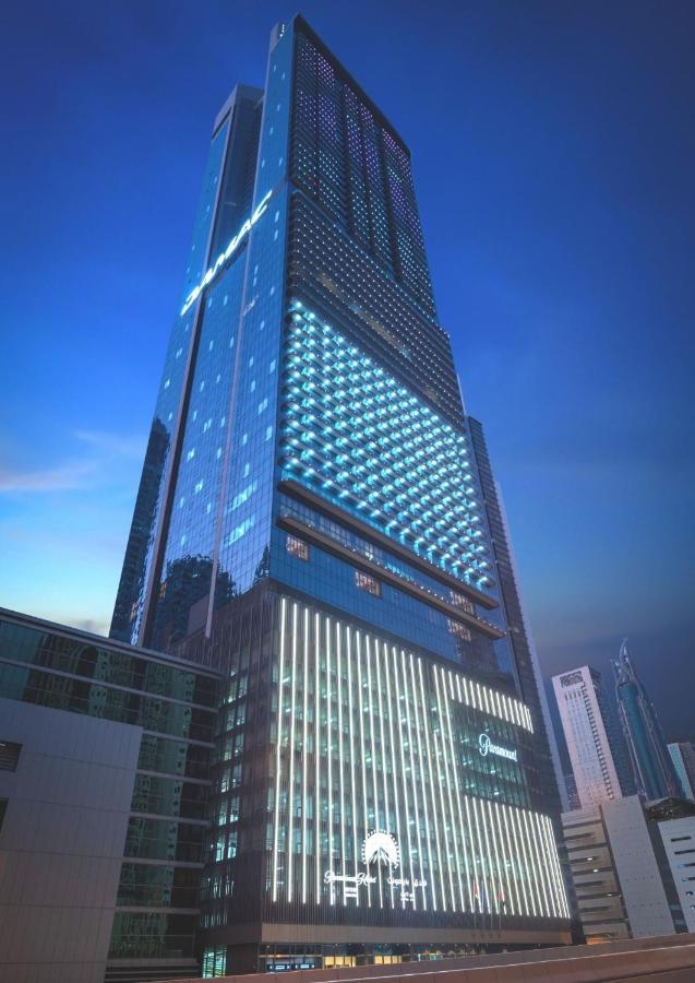 Paramount Hotel Midtown Дубай Екстер'єр фото The hotel at night