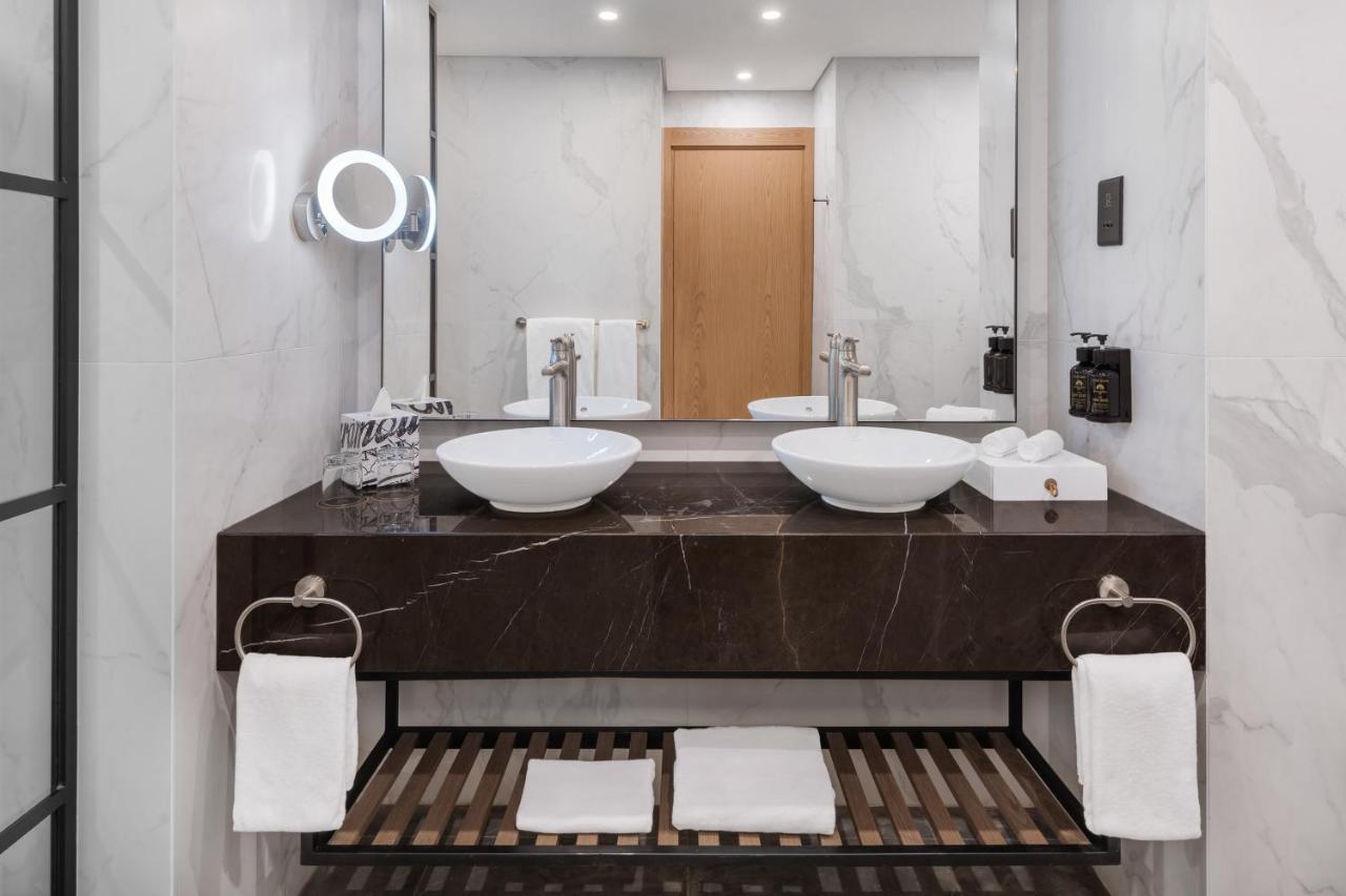 Paramount Hotel Midtown Дубай Екстер'єр фото Bathroom