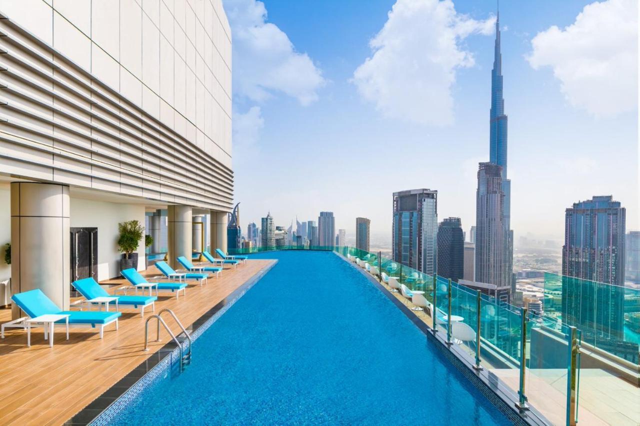 Paramount Hotel Midtown Дубай Екстер'єр фото The swimming pool at the Address Downtown